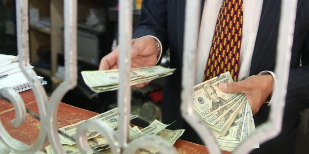 El d&oacute;lar cierra con marginal descenso, se vende en 19.53 pesos