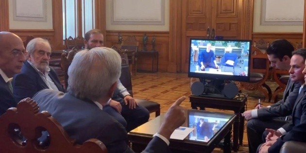 AMLO pide a Zuckerberg apoyo para extender internet en M&eacute;xico