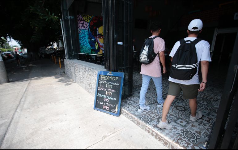 La encuesta arrojó que la mitad de ellos comenzaron a ingerir bebidas alcohólicas en edad de preparatoria: 15-18 años. EL INFORMADOR / ARCHIVO