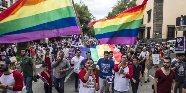 Manifestantes rompen puerta de acceso del Congreso de Sinaloa