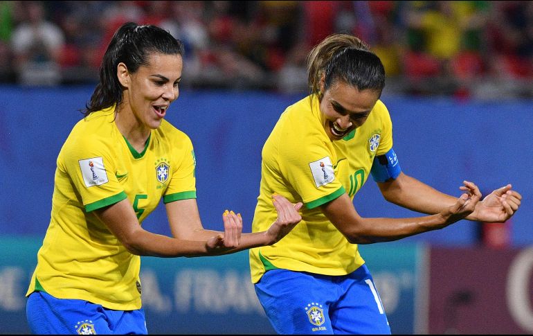 Marta (D) celebra con Thaisa (I) tras anotar de penalti el único gol del partido. AFP/P. Huguen
