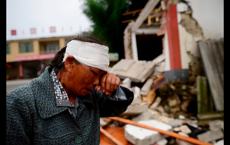 Una mujer herida reacciona hoy junto a edificios dañados en Yibin, en la provincia de Sichuan. AFP