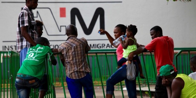 Migrantes africanos intentan huir de albergue en Tapachula