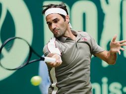Roger Federer regresa una bola a John Millman durante su debut en el torneo alemán. EFE