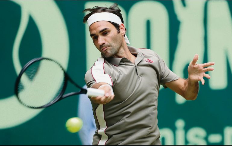 Roger Federer regresa una bola a John Millman durante su debut en el torneo alemán. EFE