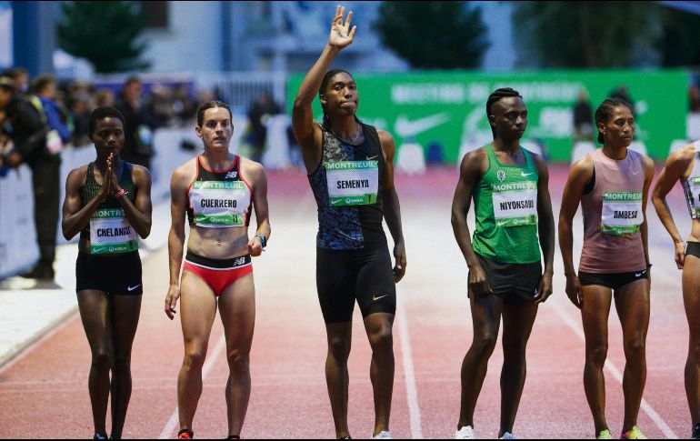 Semenya (centro) ha ganado dos pruebas olímpicas y tres campeonatos mundiales como mujer. AFP / G. Van Der Hasselt