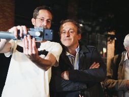 Después de pasar 15 horas detenido para un interrogatorio, Michel Platini se toma una selfie con un seguidor a las afueras de la Oficina Anticorrupción. EFE