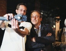 Después de pasar 15 horas detenido para un interrogatorio, Michel Platini se toma una selfie con un seguidor a las afueras de la Oficina Anticorrupción. EFE
