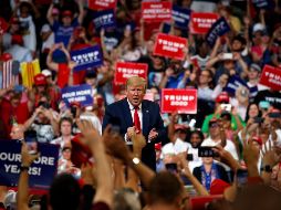 Cerca de 20 mil seguidores en el Amway Center en Orlando ovacionaron a Donald Trump, portando gorras rojas y cantando “¡Construye el muro!”, refiriéndose a la prometida valla en la frontera con México. AP/E. Vucci
