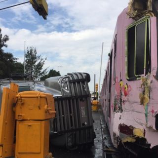 Tráiler choca contra Tren Ligero en Urdaneta