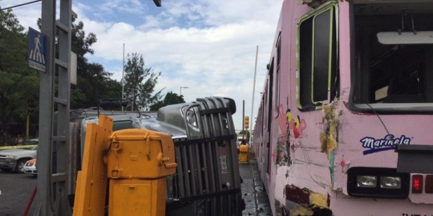 Tr&aacute;iler choca contra Tren Ligero en Urdaneta