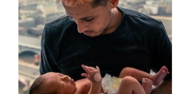 "Chicharito" Hern&aacute;ndez comparte video del nacimiento de su hijo