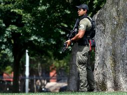 El tráfico peatonal fue cerrado mientras se inspeccionaba la mochila abandona en el lugar. AP / J. Martin