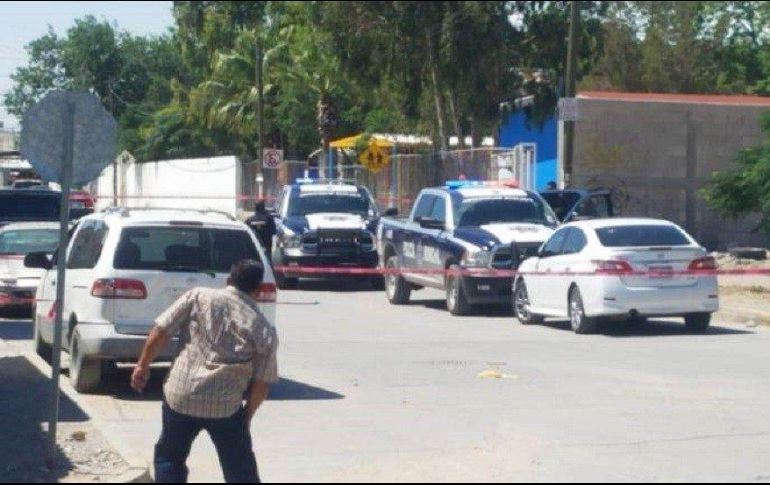 Un hombre, que resultó ser padre de familia de otra menor, quedó sin vida en el exterior del kínder, mientras que la menor herida falleció en el hospital. TWITTER/@lavozfrontera