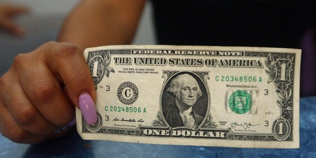El d&oacute;lar cierra en 19.43 pesos a la venta en bancos
