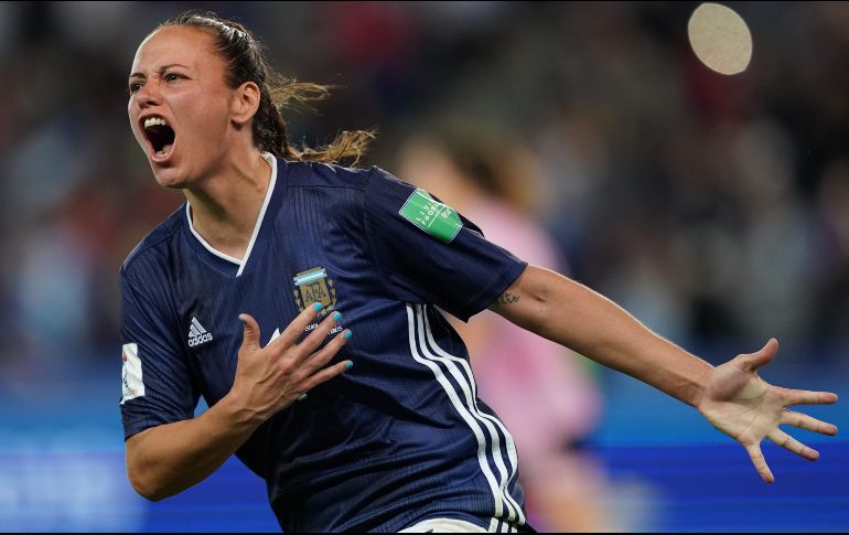 Florencia Bonsegundo anota de penalti y en tiempo de compensación el tercer gol de Argentina. AFP/L. Bonaventure