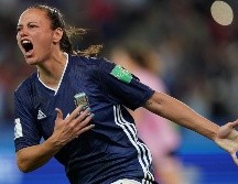 Florencia Bonsegundo anota de penalti y en tiempo de compensación el tercer gol de Argentina. AFP/L. Bonaventure