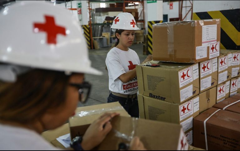 Voluntarios de la Cruz Roja venezolana organiza los medicamentos que llegaron al país el lunes provenientes del Centro Logistico de las Sociedades de la Cruz Roja y Media Luna Roja ubicado en Panamá. EFE/R. Peña