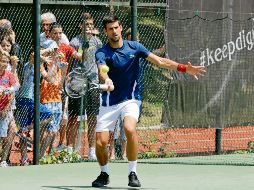 Novak Djokovic se prepara en Serbia de cara a su próxima defensa en Wimbledon. EFE / A. Cukic