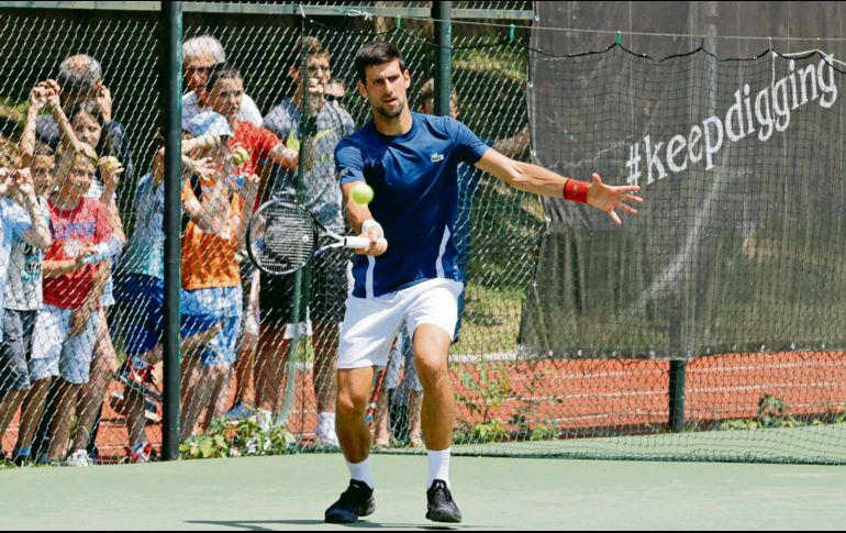 Novak Djokovic se prepara en Serbia de cara a su próxima defensa en Wimbledon. EFE / A. Cukic