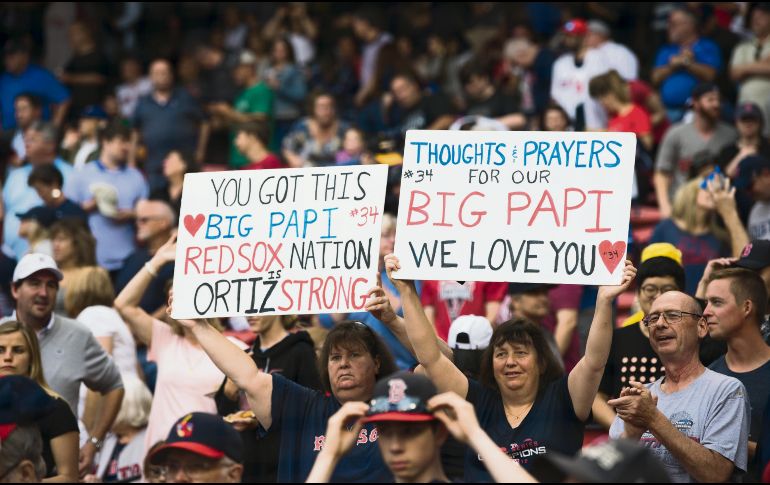 La afición de los Red Sox sigue mostrando su apoyo hacia David Ortiz, quien evoluciona favorablemente luego de haber recibido un balazo hace 10 días. AFP / K. Riley