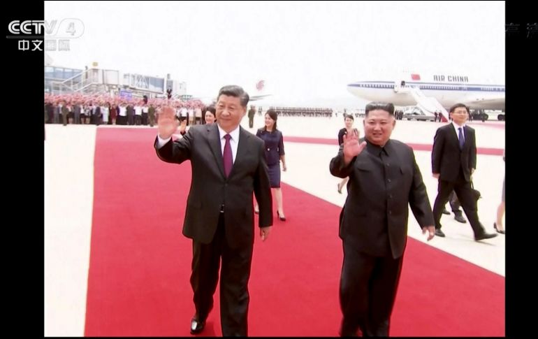La cadena estatal china CCTV transmitió la ceremonia de bienvenida para Xi (i) en la terminal 1 de Sunan. Fue recibido por Kim (d). AP/CCTV