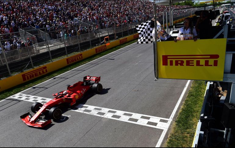 Lewis Hamilton de Mercedes ganó en Montreal un gran premio que acabó con polémica debido a la sanción de cinco segundos impuesta a Sebastian Vettel, que había cruzado primero la meta. FACEBOOK / Scuderia Ferrari