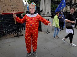 Un manifestante con una máscara de Boris Johnson se ve afuera de las casas del Parlamento en Londres. AP/K. Wigglesworth