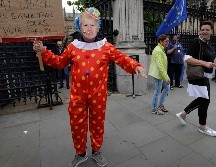 Un manifestante con una máscara de Boris Johnson se ve afuera de las casas del Parlamento en Londres. AP/K. Wigglesworth