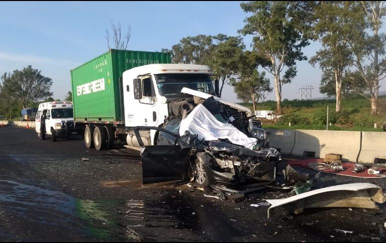 Fallecen dos personas en choque en autopista a Colima