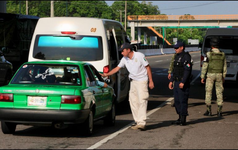 La Guardia Nacional, con personal del Instituto Nacional de Migración y de la Policía Federal, revisan autos particulares y de transporte colectivo, con rumbo a Tapachula, en busca de indocumentados. NTX/J. Lira