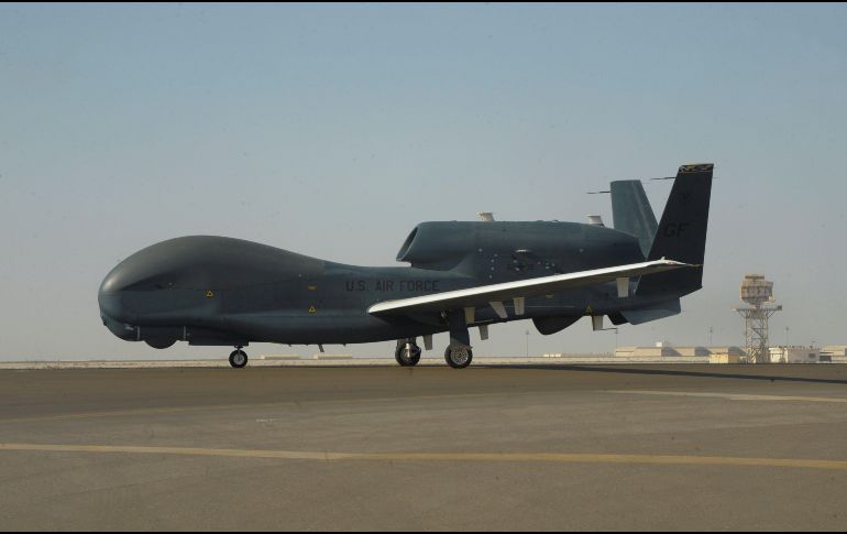 Vista de un vehículo aéreo no tripulado Northrop Grumman RQ-4 Global Hawk de las Fuerzas Aéreas de Estados Unidos en la Base Aérea de Al-Dhafra. EFE/D. Brownin-Fuerzas Aéreas Estadounidenses