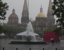 Evitar alcantarillas y áreas inundadas para cruzar las calles, y no estacionarse bajo árboles o anuncios espectaculares, son algunos de los consejos para reducir riesgos durante el temporal. EL INFORMADOR / ARCHIVO