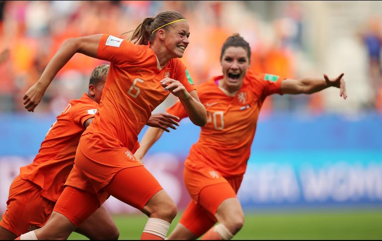 Anouk Dekker (I) anota el primer gol de las holandesas. AP/F. Seco