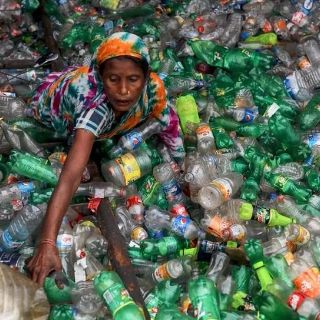 Cómo los plásticos pasaron de ser una promesa de utopía futurista a la actual pesadilla ecológica