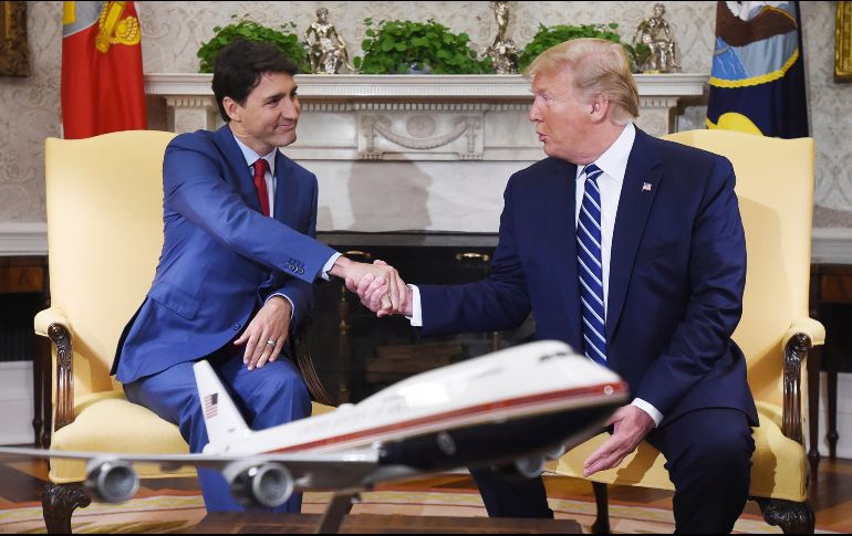 En la agenda entre Trudeau (i) y Trump hay un cara a cara en la Oficina Oval de la Casa Blanca y un almuerzo de trabajo con sus respectivos equipos. AP/The Canadian Press/S. Kilpatrick