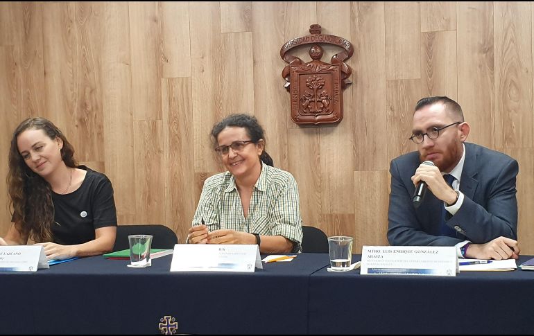 María José Lazcano (izq), coordinadora de vinculación de FM4, destacó que la clínica jurídica de la organización ha dado acompañamiento a 300 migrantes desde 2016. EL INFORMADOR / J. Armendáriz