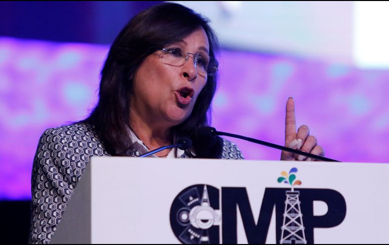 La secretaria de Energía de México, Rocío Nahle, habla durante su conferencia magistral este jueves, en el Congreso Mexicano del Petróleo (CMP) en León,  Guanajuato. EFE/L. Ramírez