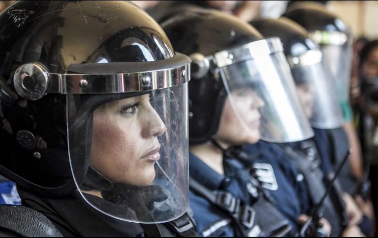 Se reporta que a una policía mujer de elite quien tienen derecho a portar su arma fuera de servicio, se le recoge específicamente a ella por ser mujer. EL INFORMADOR / ARCHIVO