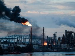 La explosión levantó llamas y una columna de humo que fue captada por peatones y conductores de vehículos. AP / M. Rourke