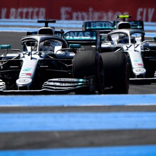 Mercedes manda en primeras prácticas libres en Francia