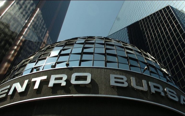 En el mercado accionario local se opera un volumen de 298 mil 337 títulos, por un importe económico de 8.9 millones de pesos. EFE / ARCHIVO