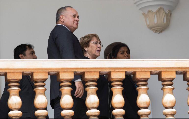 La alta comisionada de las Naciones Unidas para los Derechos Humanos, Michelle Bachelet (d), sale de una reunión con el líder oficialista Diosdado Cabello (i), este viernes, en Caracas. EFE/R. Peña