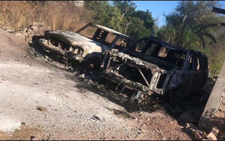 En redes sociales se difundieron imágenes donde se observan los impactos de bala en las casas, así como los automóviles incendiados. TWITTER/@CASIMIROHDEZ