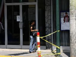 Tras amagar a los empleados y cuentahabientes, los sujetos dispararon al aire y huyeron con el botín. EL INFORMADOR/ARCHIVO