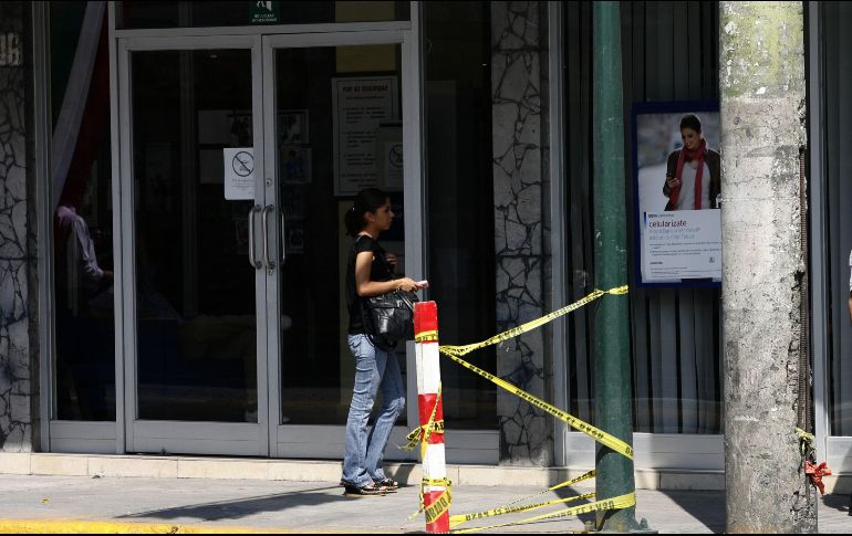 Tras amagar a los empleados y cuentahabientes, los sujetos dispararon al aire y huyeron con el botín. EL INFORMADOR/ARCHIVO