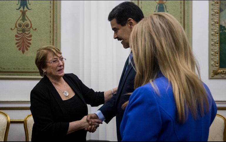 La alta comisionada de Naciones Unidas para los derechos humanos, Michelle Bachelet (i), se reúne con el presidente de Venezuela, Nicolás Maduro (d), y con la primera dama, Cilia Flores (d). EFE/M. Gutiérrez