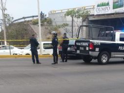 La víctima estaba a bordo de un vehículo sedán negro que se había detenido sobre el camellón de dicha vialidad. ESPECIAL