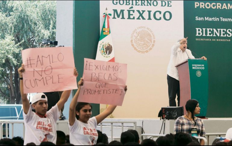 Jóvenes reclaman al Presidente López Obrador durante la entrega de becas en San Martín Texmelucan. EL UNIVERSAL