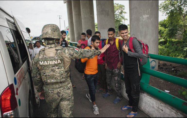 Migrantes de India, Pakistán y Bangladesh esperan en un cruce fronterizo en Tapachula. AP